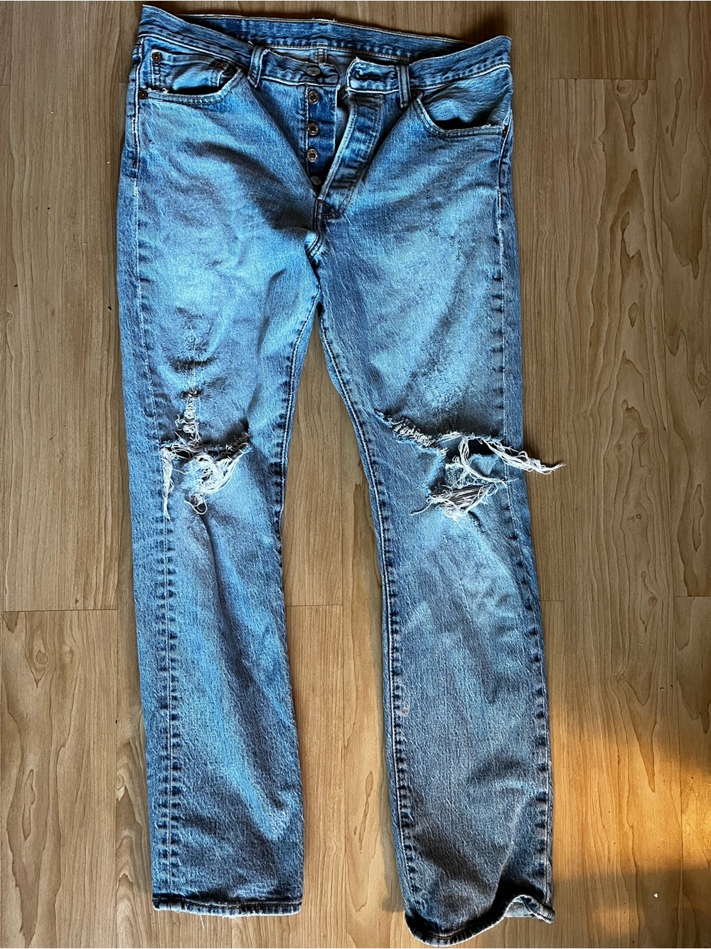 33 x 32 Men's Distressed Light Blue Denim jeans button closure